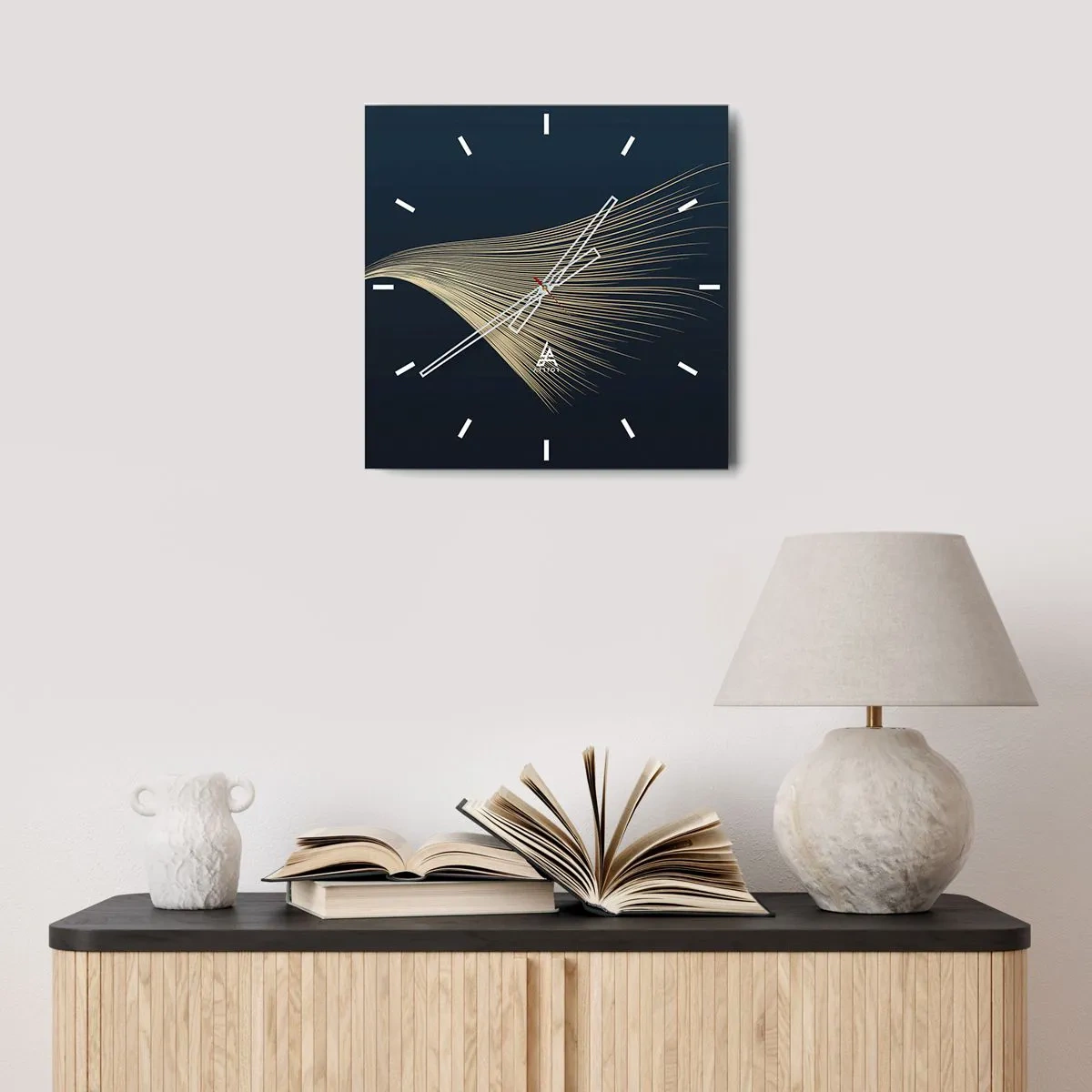 Reloj de pared - Reloj de vidrio - Una delicada línea similar a una pluma sobre un fondo azul marino. - 30x30cm - Como el cabello de un ángel - Decoración de pared moderna para salón y dormitorio ARTTOR