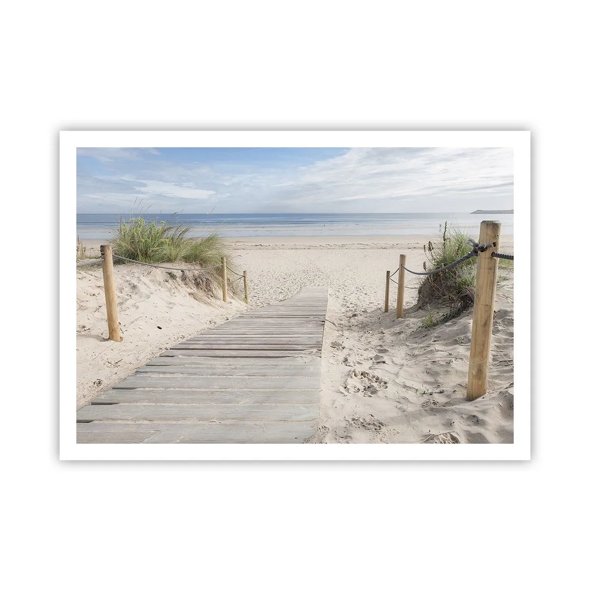 Póster - Un camino de tablones que conduce a una playa de arena. - 100x70cm - Hasta el horizonte - Decoración de pared moderna para salón y dormitorio ARTTOR
