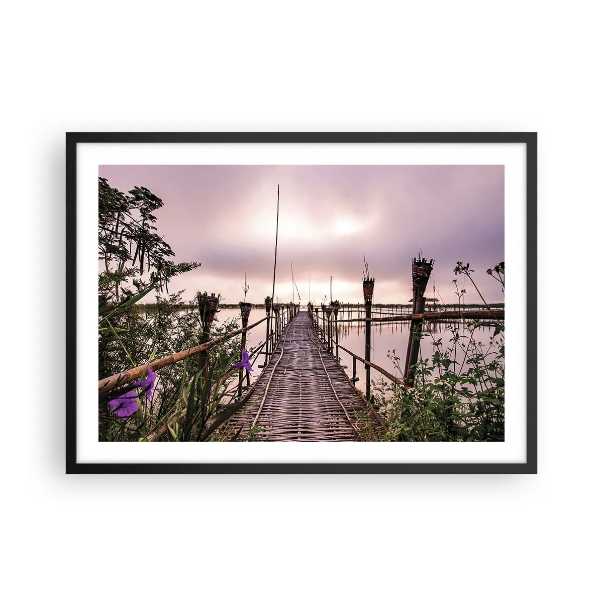 Póster en marco negro - Puente de bambú sobre el agua al amanecer - 70x50cm - La tranquilidad de Asia - Decoración de pared moderna para salón y dormitorio ARTTOR