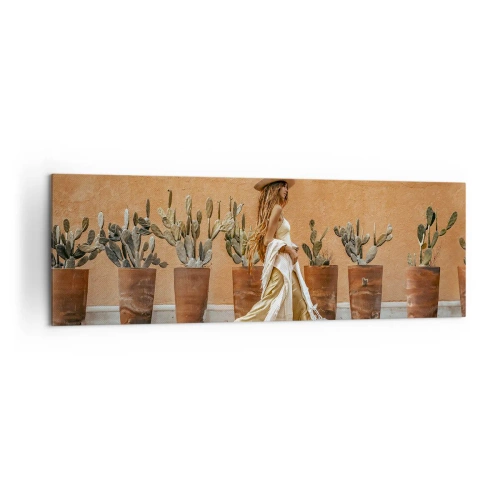 Cuadro sobre lienzo - Impresión de Imagen - Una mujer en estilo boho con macetas de cactus al fondo. - 160x50cm - Estilo hippie - Decoración de pared moderna para salón y dormitorio ARTTOR