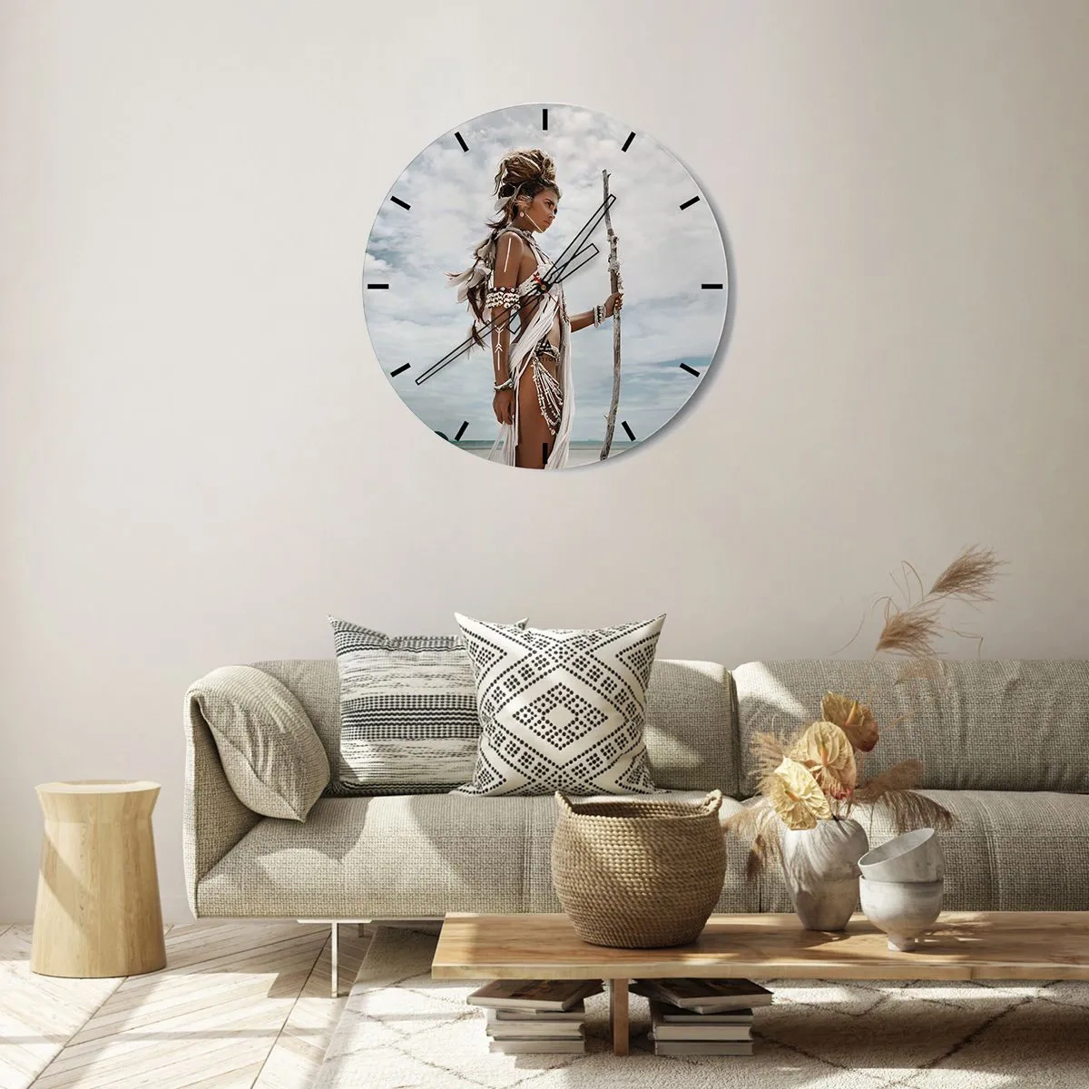 Reloj de pared - Reloj de vidrio - Retrato de una mujer con decoraciones étnicas contra el cielo. - 30x30cm - Reina de los trópicos - Decoración de pared moderna para salón, cocina y dormitorio ARTTOR