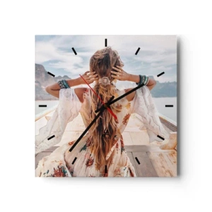 Reloj de pared - Reloj de vidrio - Mujer en un barco con vistas a las montañas y al agua, estilo boho - 30x30cm - Rumbo a la felicidad - Decoración de pared moderna para salón y dormitorio ARTTOR