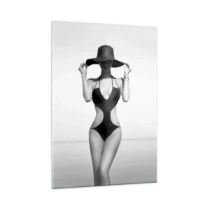 Cuadro sobre vidrio - Impresiones sobre Vidrio - Una mujer en traje de baño negro y sombrero frente al mar. - 50x70cm - Mi nombre es Elegancia - Decoración de pared moderna para salón y dormitorio ARTTOR