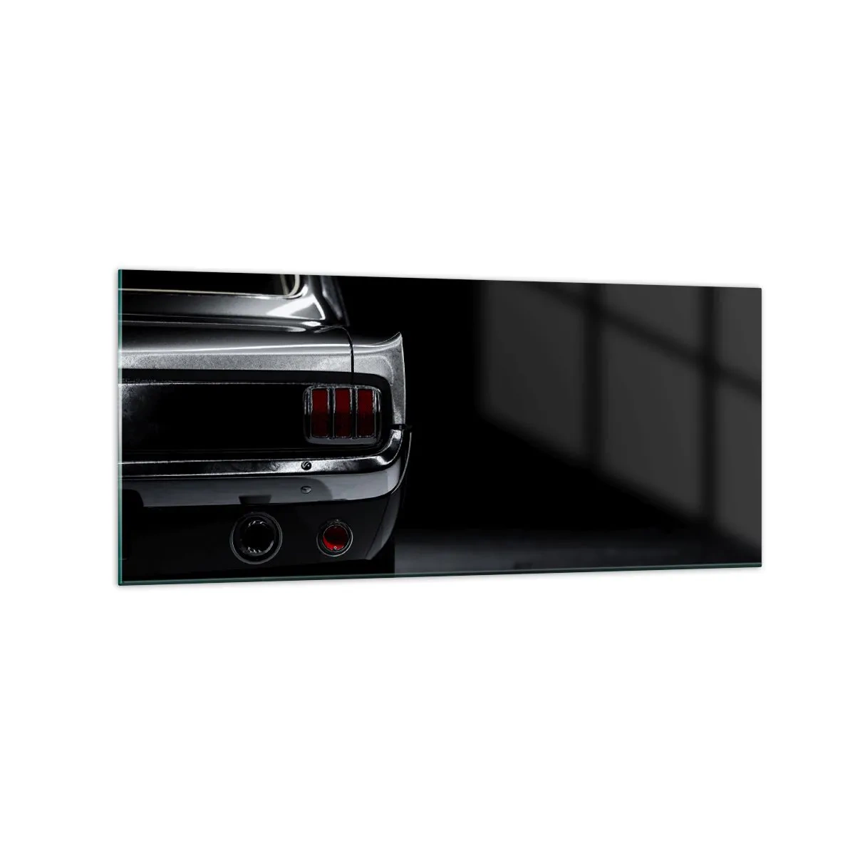 Cuadro sobre vidrio - Impresiones sobre Vidrio - Una imagen en blanco y negro de la parte trasera de un coche clásico sobre un fondo oscuro. - 120x50cm - El encanto de los clásicos - Decoración de pared moderna para salón y dormitorio ARTTOR