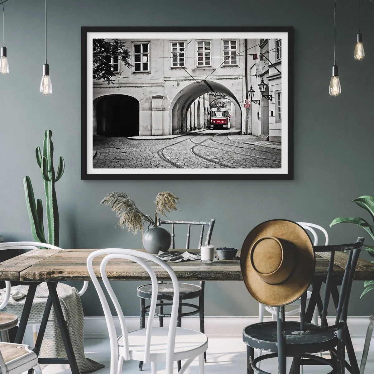 Póster en marco negro - Un tranvía en blanco y negro en una calle histórica de la ciudad. - 70x50cm - A través del laberinto urbano - Decoración de pared moderna para salón y dormitorio ARTTOR