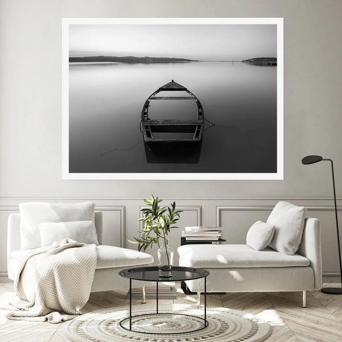 Póster - Un barco solitario en un lago tranquilo en tonos blanco y negro. - 100x70cm - Anhelo y melancolía - Decoración de pared moderna para salón y dormitorio ARTTOR