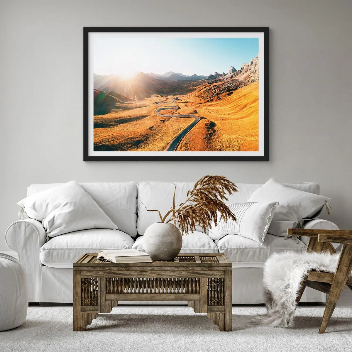 Póster en marco negro - Un camino sinuoso en las montañas iluminado por el sol poniente. - 100x70cm - En un valle dorado - Decoración de pared moderna para salón y dormitorio ARTTOR