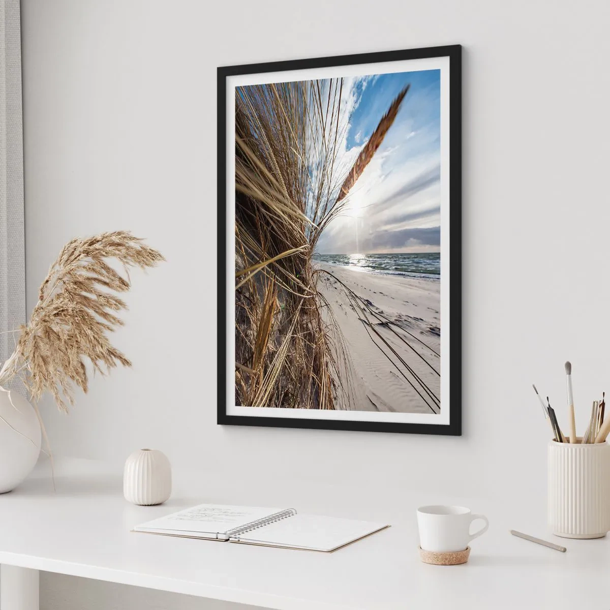 Póster en marco negro - Playa con vistas al mar y césped al sol. - 50x70cm - Una reunión de los elementos - Decoración de pared moderna para salón y dormitorio ARTTOR