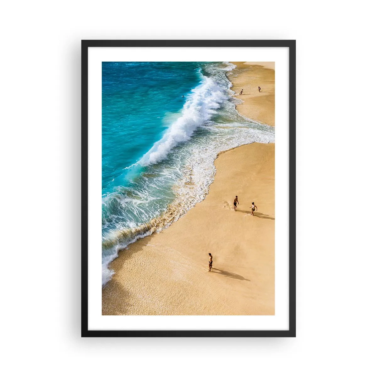 Póster en marco negro - Una playa dorada con olas turquesas y gente paseando. - 50x70cm - Y luego el sol, la playa... - Decoración de pared moderna para salón y dormitorio ARTTOR