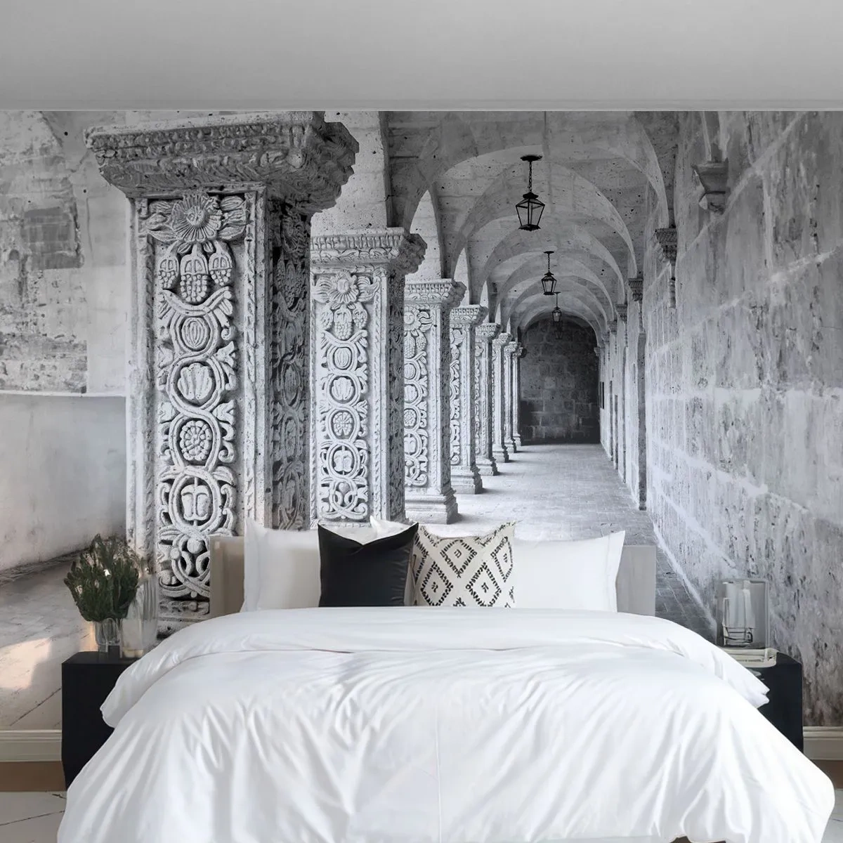 Fotomural Premium Sand - Columnas de piedra con ornamentación en un claustro monocromático - 100x70cm - ¿Y adónde nos llevará...? - Decoración de pared moderna para salón y dormitorio ARTTOR