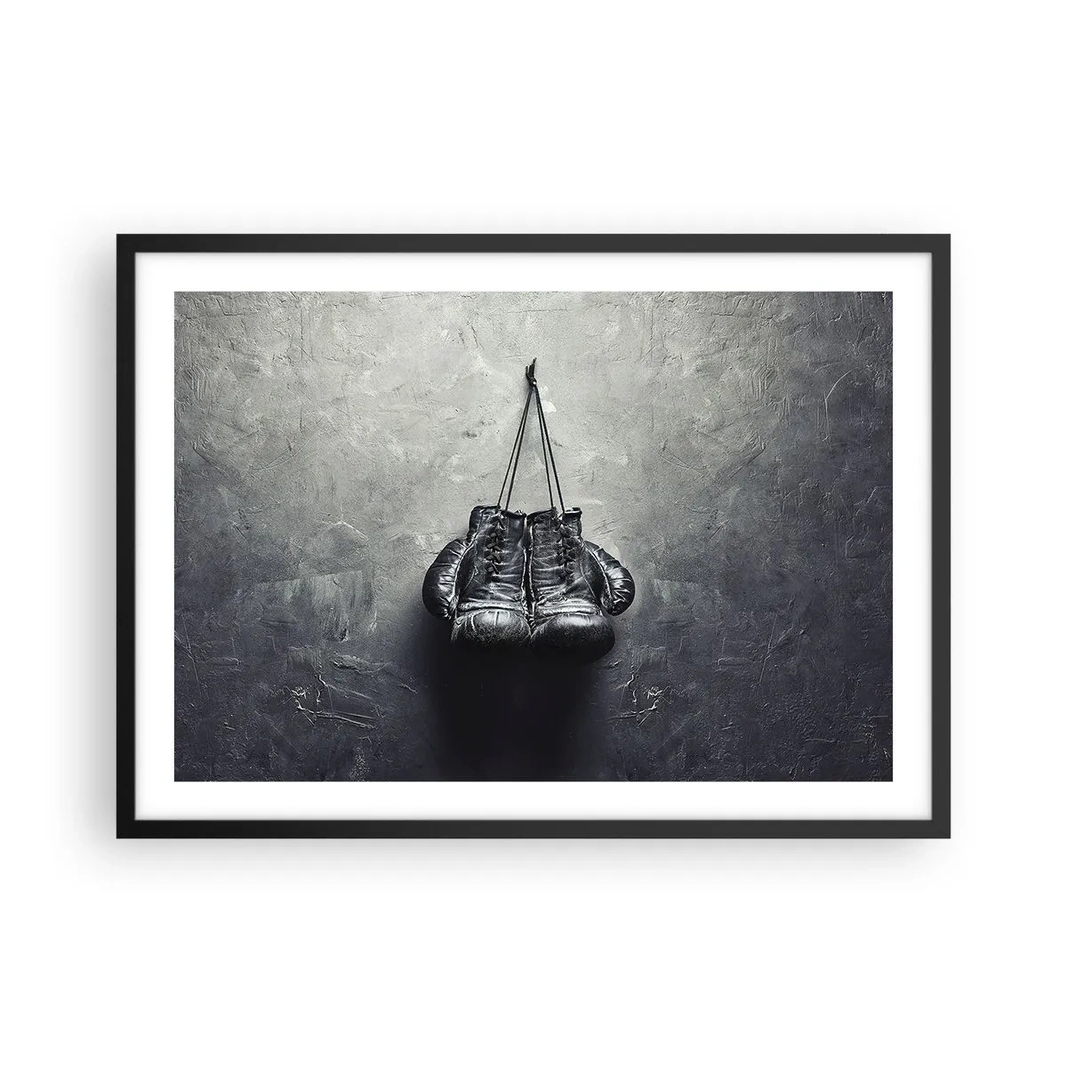 Póster en marco negro - Guantes de boxeo viejos contra la pared - 70x50cm - Tiempo de lucha y tiempo de paz - Decoración de pared moderna para salón y dormitorio ARTTOR