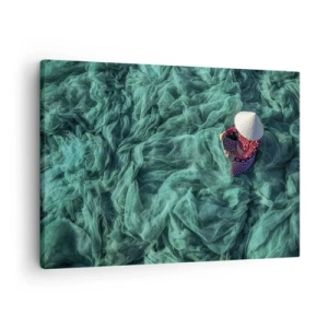 Cuadro sobre lienzo - Impresión de Imagen - Una persona con sombrero entre redes de pesca verdes. - 70x50cm - En un mar de redes - Decoración de pared moderna para salón y dormitorio ARTTOR