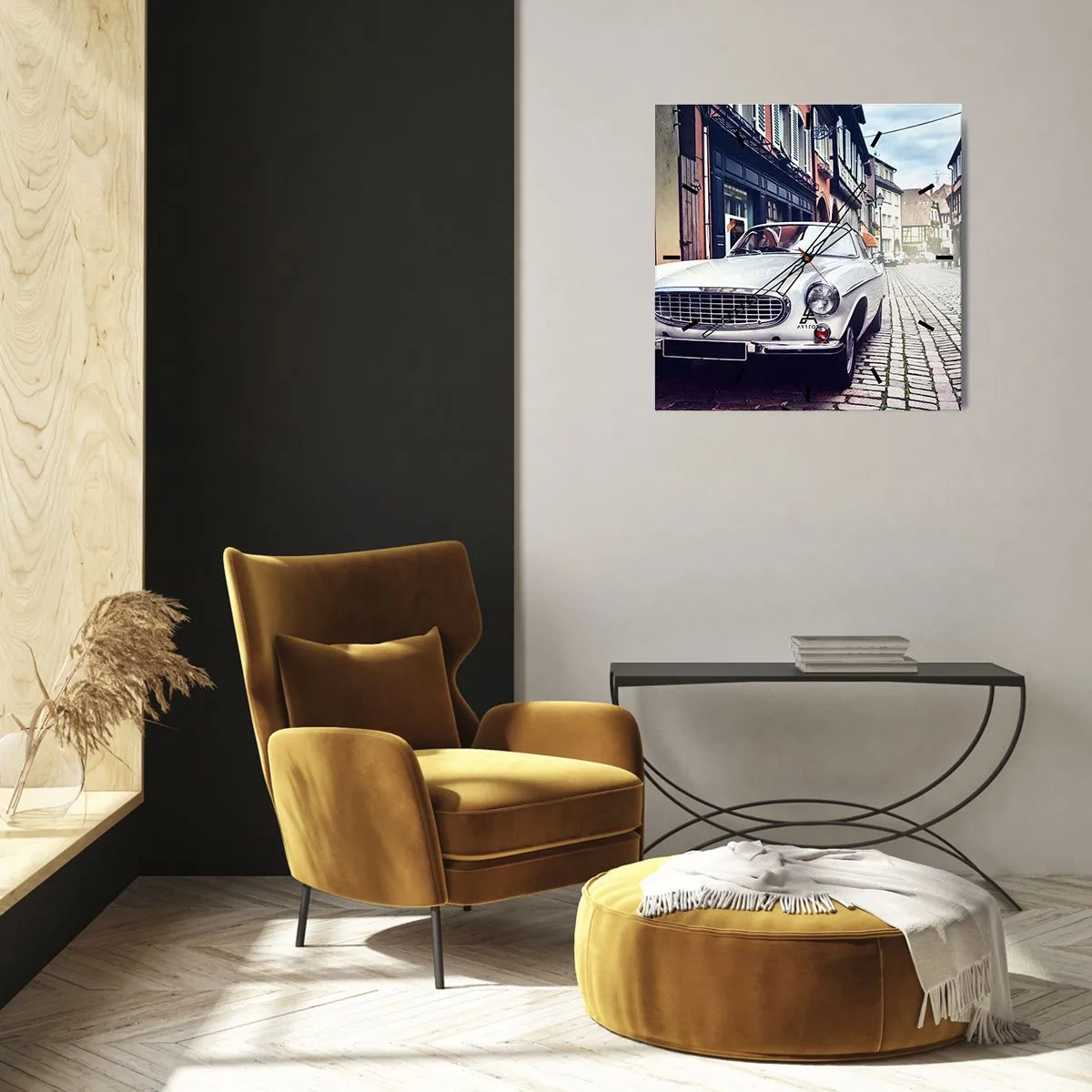 Reloj de pared - Reloj de vidrio - Un coche blanco clásico en una calle adoquinada de la ciudad. - 30x30cm - El pasado está aquí - Decoración de pared moderna para salón y dormitorio ARTTOR