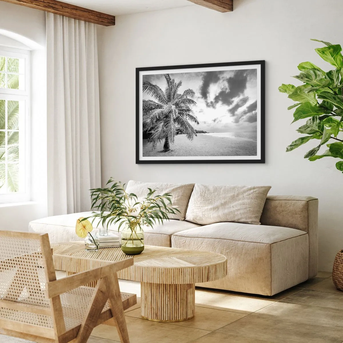 Póster en marco negro - Palmera en blanco y negro en una playa vacía con nubes - 100x70cm - Anhelo de soledad.... - Decoración de pared moderna para salón y dormitorio ARTTOR