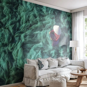Fotomural Premium Canvas - Una persona con sombrero entre redes de pesca verdes. - 100x70cm - En un mar de redes - Decoración de pared moderna para salón y dormitorio ARTTOR