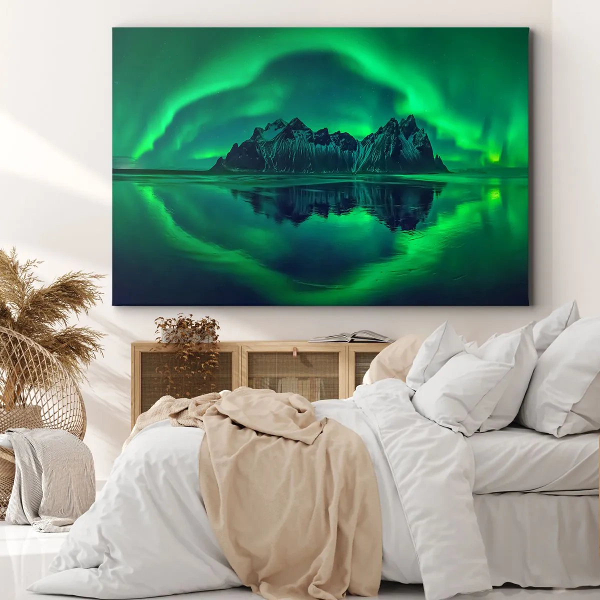Cuadro sobre lienzo - Impresión de Imagen - Montañas rodeadas de auroras boreales reflejadas en el agua. - 70x50cm - En los brazos de la aurora - Decoración de pared moderna para salón y dormitorio ARTTOR
