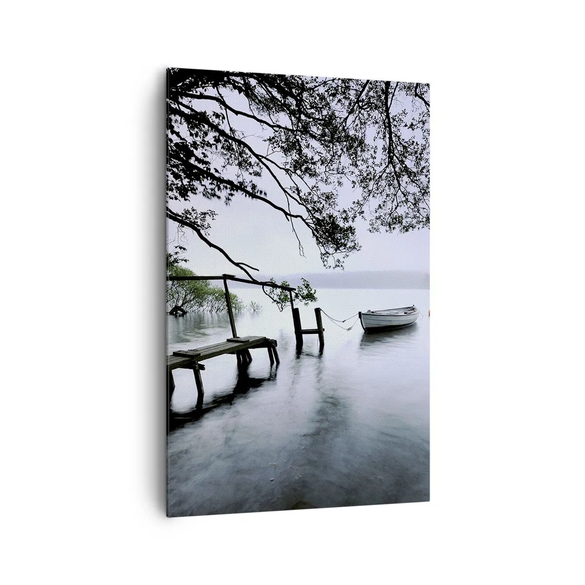 Cuadro sobre lienzo - Impresión de Imagen - Un embarcadero sobre el agua con un barco al fondo rodeado de un paisaje brumoso. - 80x120cm - Ya estás descansando - Decoración de pared moderna para salón y dormitorio ARTTOR