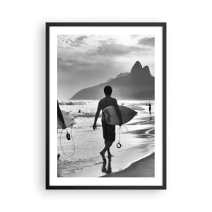 Póster en marco negro - Un surfista en la playa en una fotografía en blanco y negro. - 50x70cm - Samba para una ola - Decoración de pared moderna para salón y dormitorio ARTTOR