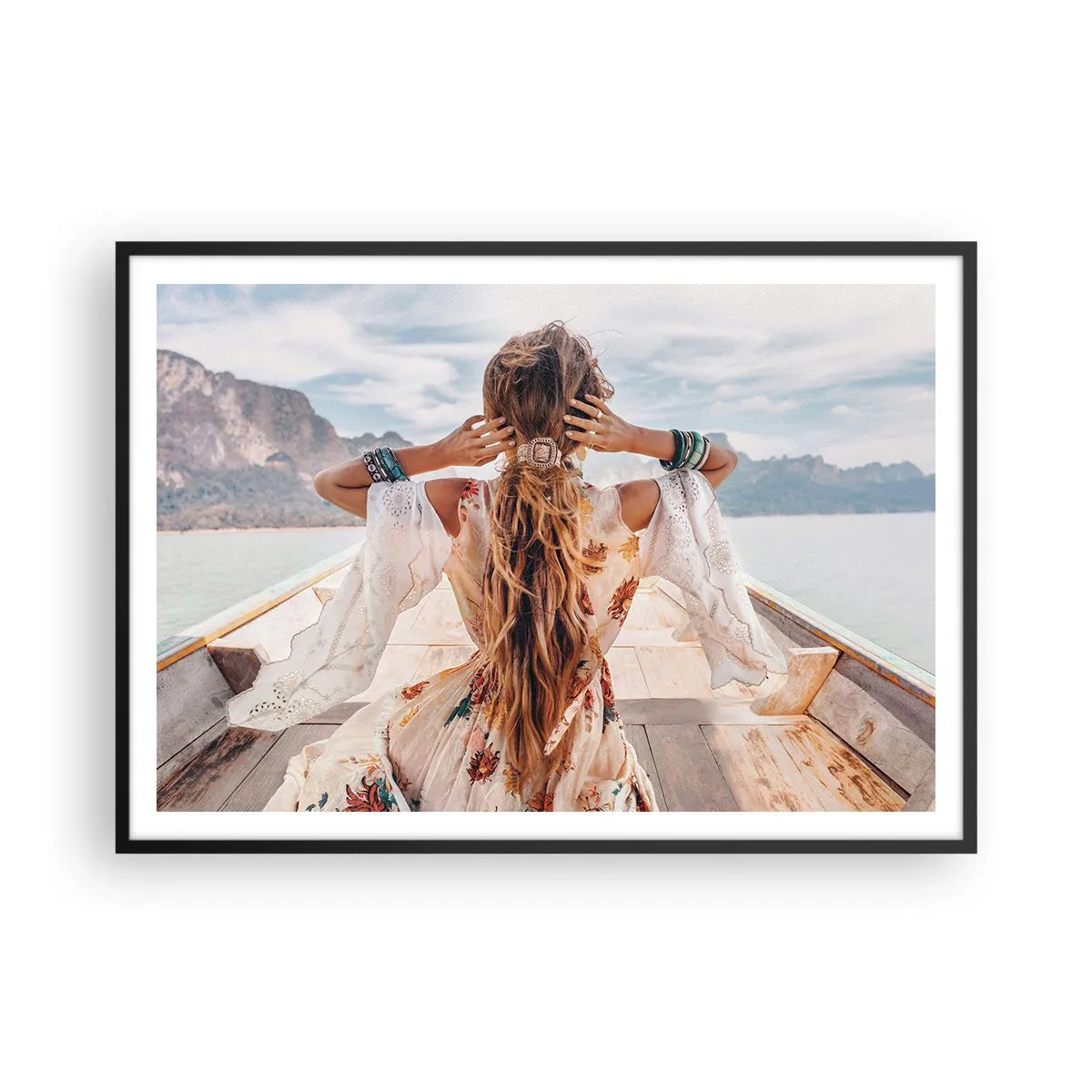 Póster en marco negro - Mujer en un barco con vistas a las montañas y al agua, estilo boho - 100x70cm - Rumbo a la felicidad - Decoración de pared moderna para salón y dormitorio ARTTOR