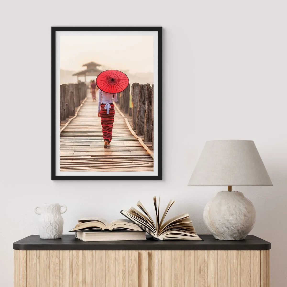 Póster en marco negro - Una mujer con un paraguas rojo en un puente de madera. - 50x70cm - En un viejo puente - Decoración de pared moderna para salón y dormitorio ARTTOR