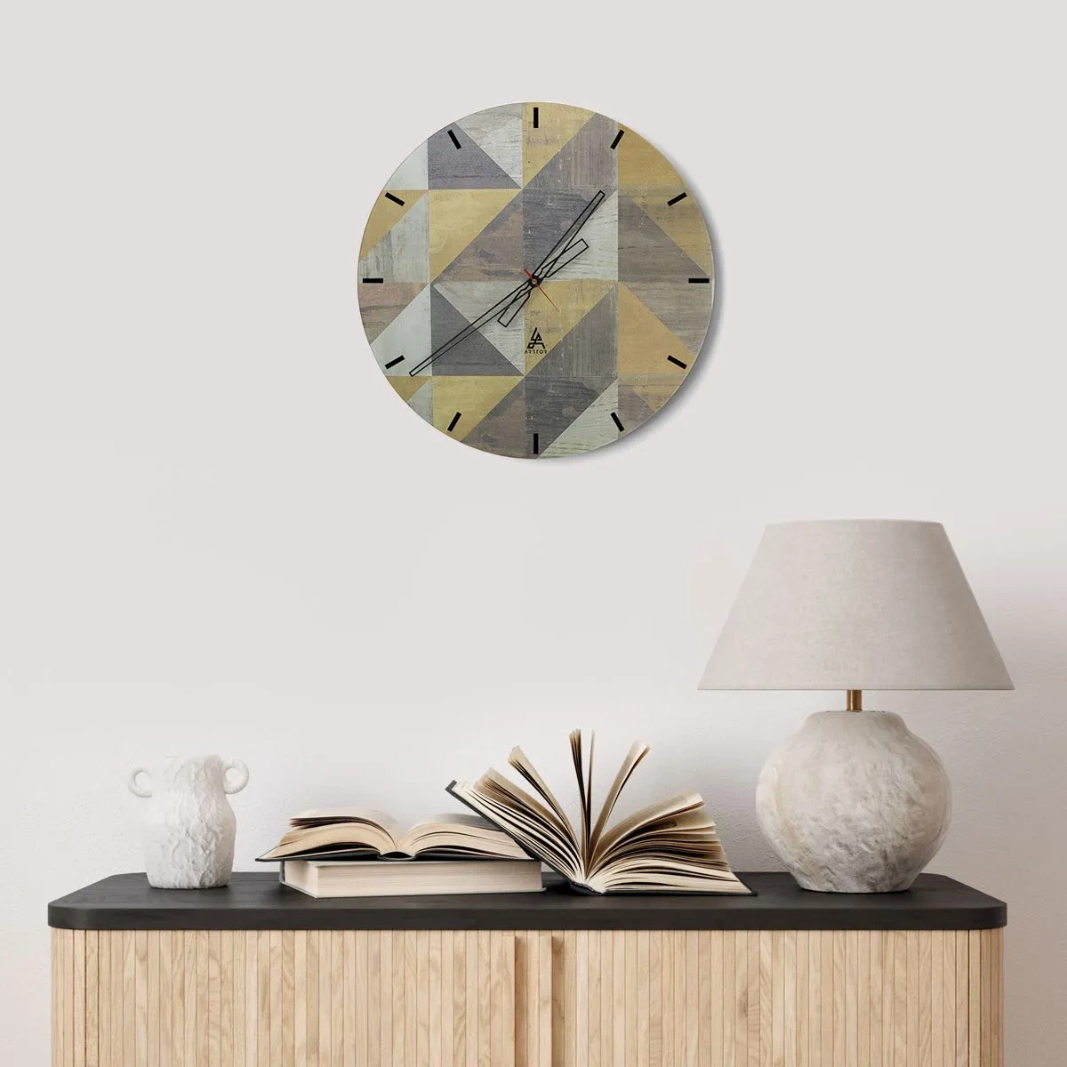 Reloj de pared - Reloj de vidrio - Patrón geométrico de triángulos en tonos grises y beige. - 30x30cm - El arte de los triángulos - Decoración de pared moderna para salón, cocina y dormitorio ARTTOR