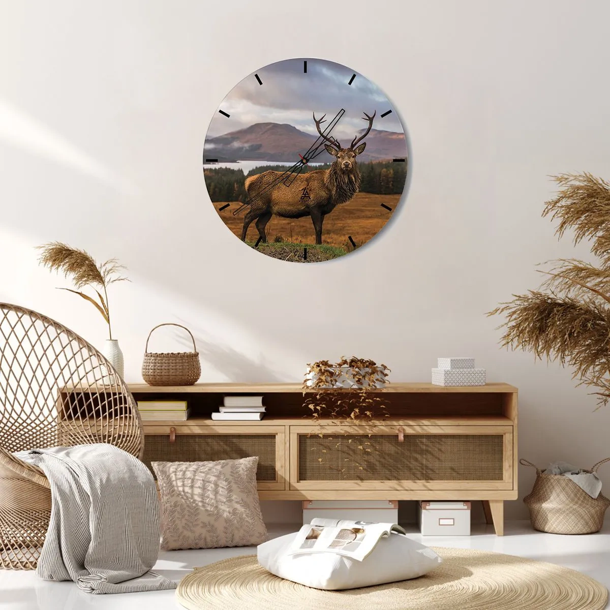 Reloj de pared - Reloj de vidrio - Ciervos en un paisaje de montaña con árboles y un lago. - 30x30cm - La majestuosidad de la naturaleza - Decoración de pared moderna para salón, cocina y dormitorio ARTTOR