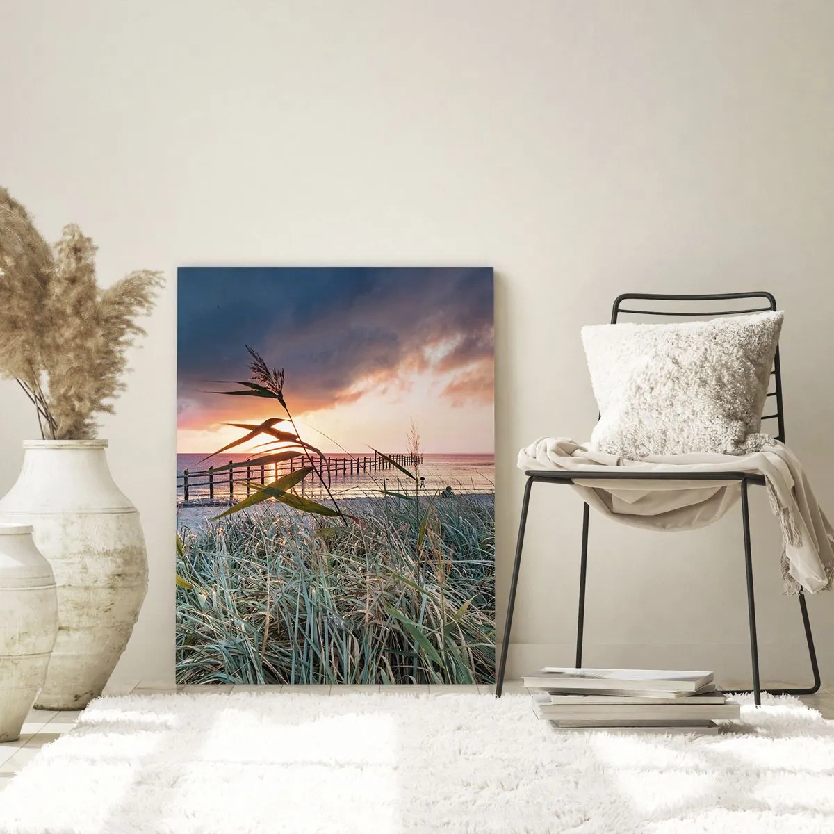 Cuadro sobre vidrio - Impresiones sobre Vidrio - La playa al atardecer con vistas al muelle, rodeada de césped. - 50x70cm - Bailando con el viento - Decoración de pared moderna para salón y dormitorio ARTTOR