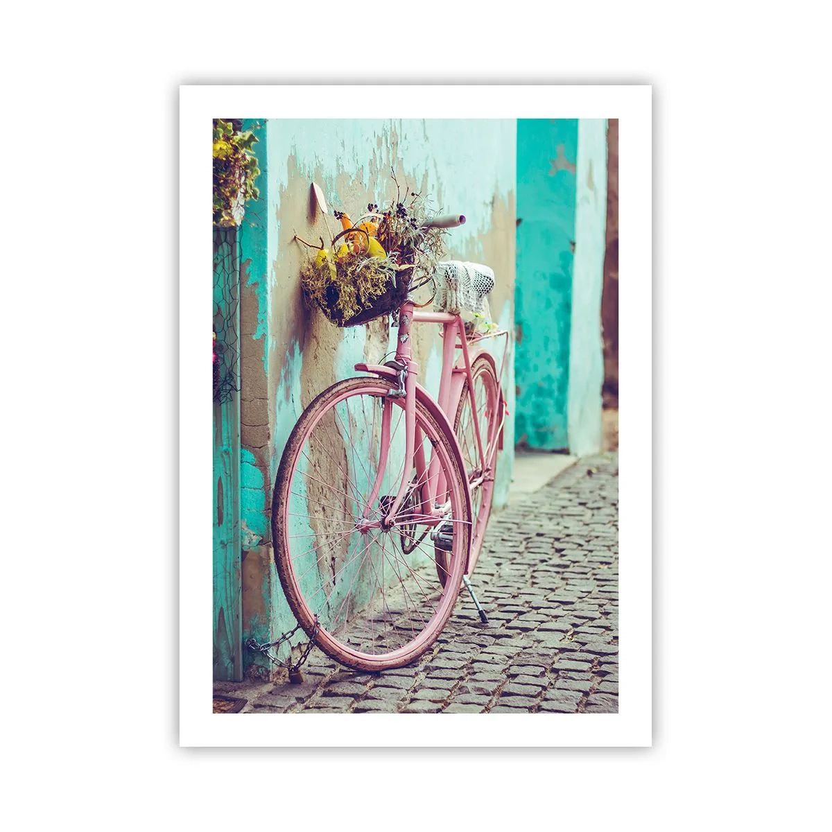 Póster - Una bicicleta rosa con una cesta en una calle rústica. - 50x70cm - Ahora mismo vuelvo - Decoración de pared moderna para salón y dormitorio ARTTOR