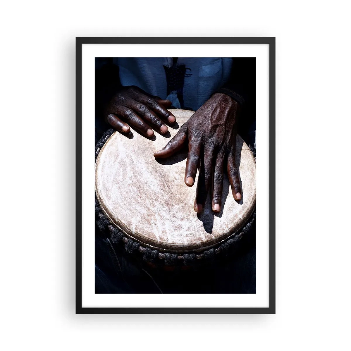 Póster en marco negro - Manos tocando un tambor djembé en un juego de ritmo - 50x70cm - Vive a tu ritmo - Decoración de pared moderna para salón y dormitorio ARTTOR
