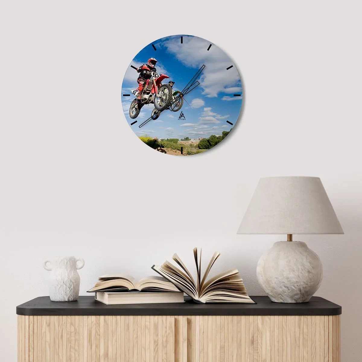 Reloj de pared - Reloj de vidrio - Motocross en vuelo contra el cielo - 30x30cm - Salto del cielo - Decoración de pared moderna para salón, cocina y dormitorio ARTTOR