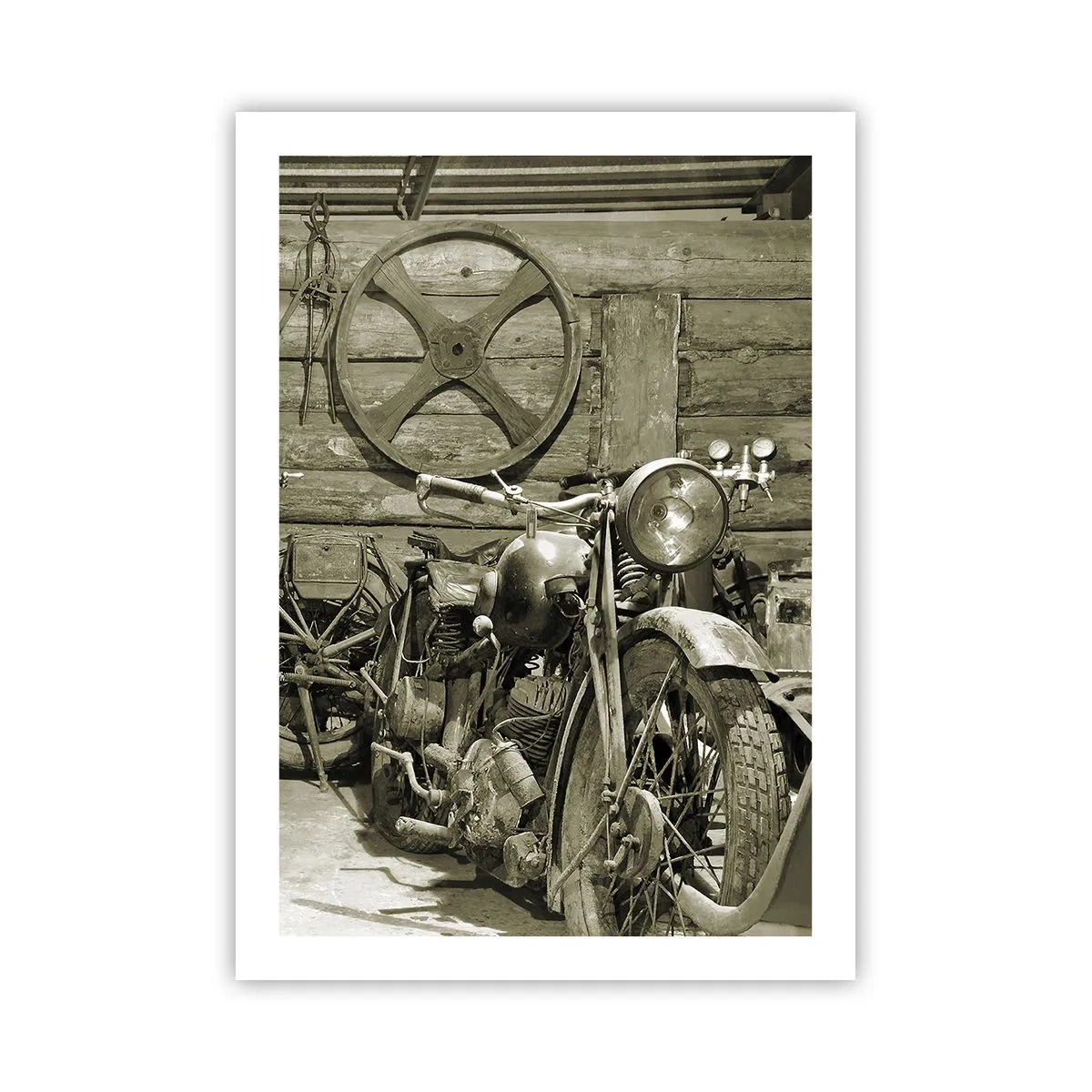 Póster - Una motocicleta vieja en un cobertizo de madera con una rueda al fondo. - 50x70cm - En el trastero del abuelo - Decoración de pared moderna para salón y dormitorio ARTTOR