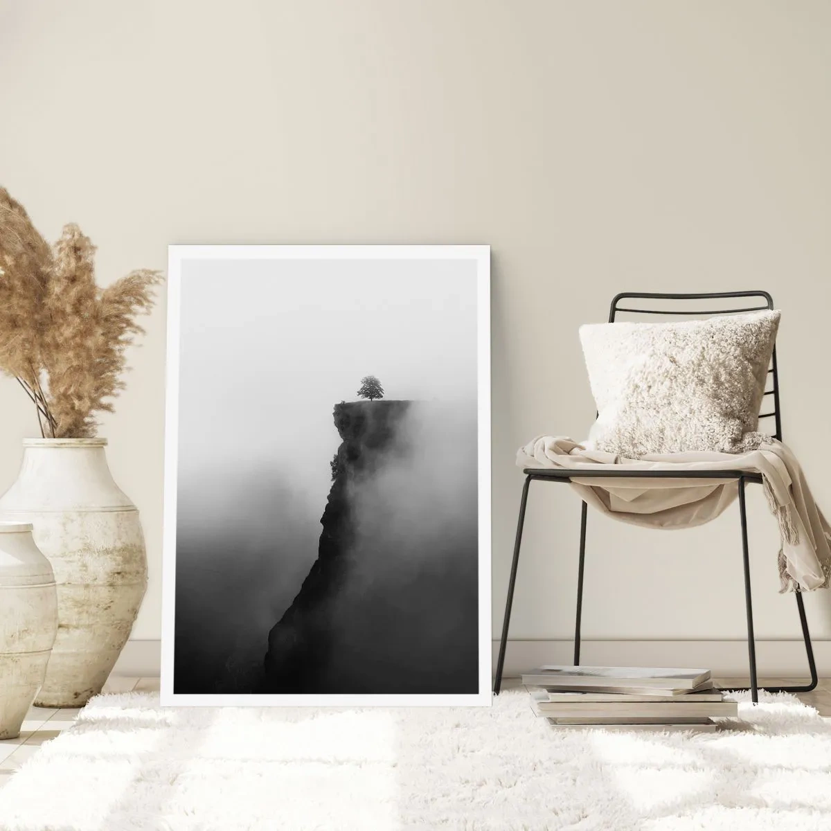 Póster - Un árbol solitario al borde de un acantilado rodeado de niebla. - 50x70cm - En el límite del mundo - Decoración de pared moderna para salón y dormitorio ARTTOR