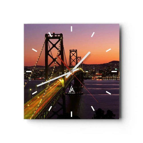 Reloj de pared - Reloj de vidrio - Un puente iluminado por la noche sobre el agua con una vista panorámica de la ciudad. - 30x30cm - Tarde violeta - Decoración de pared moderna para salón y dormitorio ARTTOR