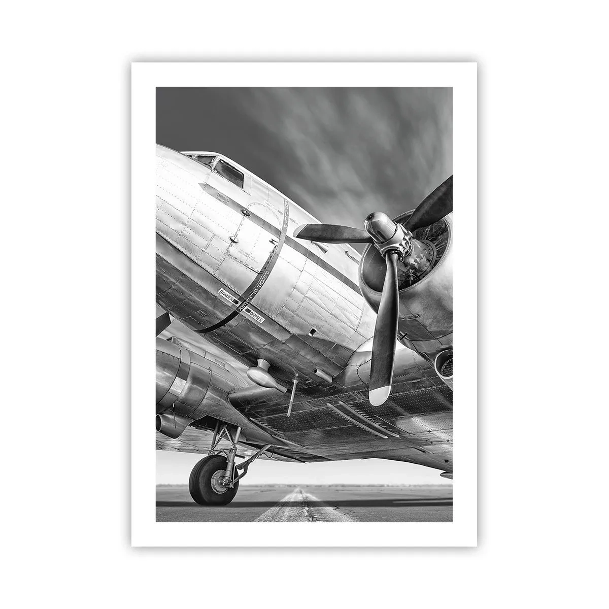 Póster - Una fotografía en blanco y negro de cerca de un avión clásico. - 50x70cm - Siempre listo para volar - Decoración de pared moderna para salón y dormitorio ARTTOR