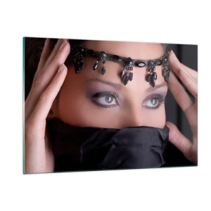 Cuadro sobre vidrio - Impresiones sobre Vidrio - Un rostro de mujer con una tiara adornada y una mirada intensa. - 120x80cm - Tentador misterio oriental - Decoración de pared moderna para salón y dormitorio ARTTOR