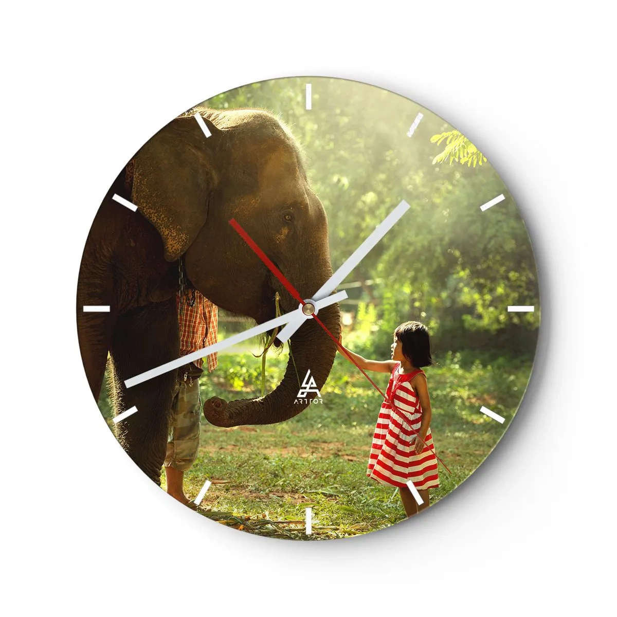 Reloj de pared - Reloj de vidrio - Una niña con un vestido rojo toca la trompa de un elefante en el bosque. - 30x30cm - El poder de la amistad - Decoración de pared moderna para salón, cocina y dormitorio ARTTOR