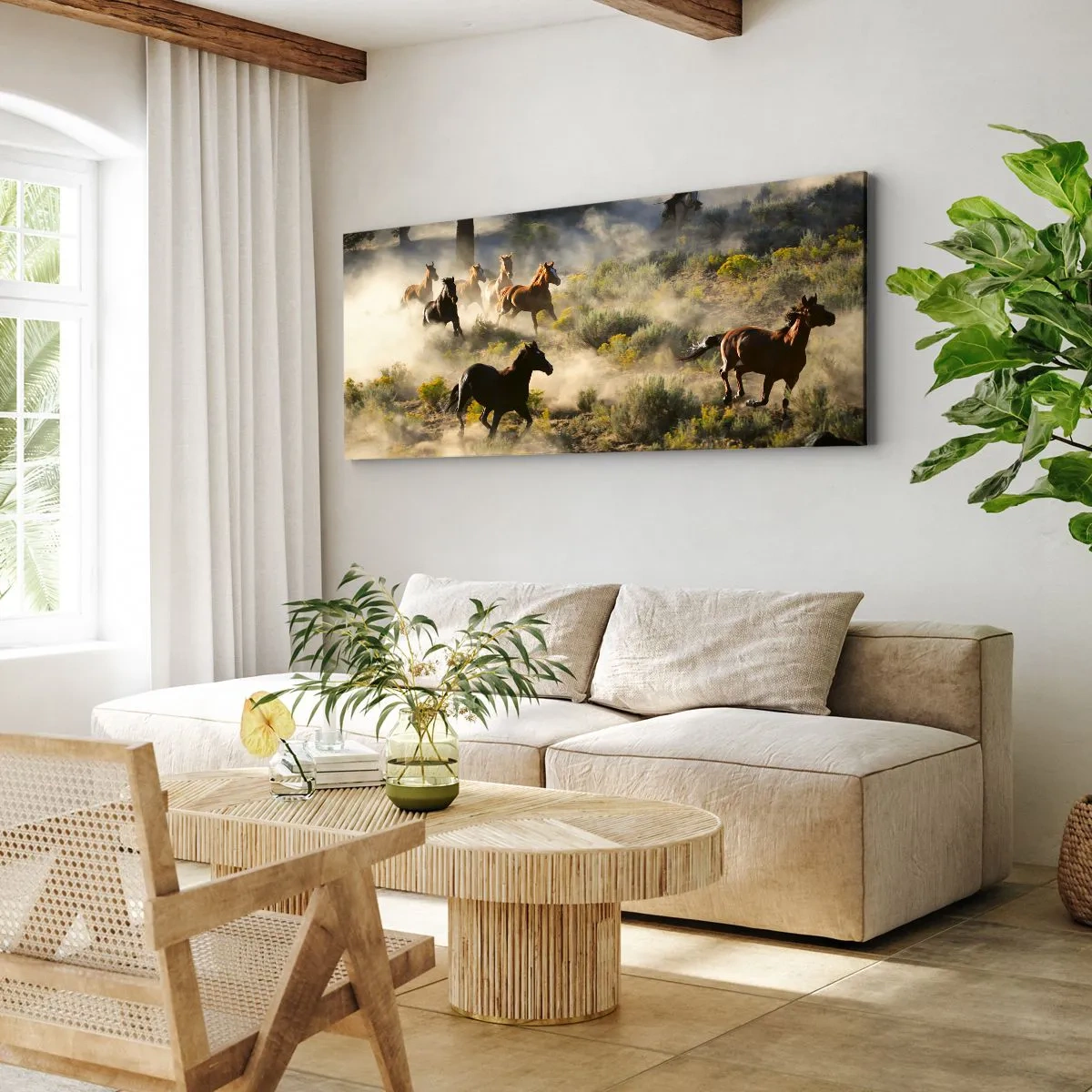 Cuadro sobre lienzo - Impresión de Imagen - Una manada de caballos salvajes galopando a través del polvo y la vegetación. - 140x50cm - Rivalidad: ¿libertad o fuerza? - Decoración de pared moderna para salón y dormitorio ARTTOR