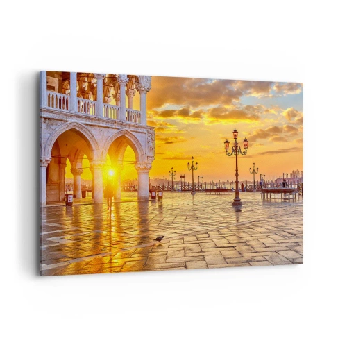 Cuadro sobre lienzo - Impresión de Imagen - Atardecer dorado en la plaza de la ciudad con arcadas y farolas - 120x80cm - ¿Dónde están todos? - Decoración de pared moderna para salón y dormitorio ARTTOR