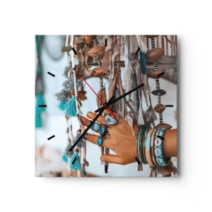 Reloj de pared - Reloj de vidrio - Una mano adornada con joyas boho con decoraciones en el fondo. - 30x30cm - Tesoros locales - Decoración de pared moderna para salón y dormitorio ARTTOR