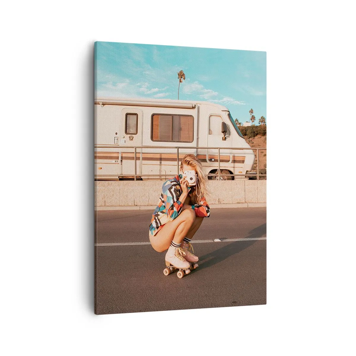 Cuadro sobre lienzo - Impresión de Imagen - Una chica en patines tomando una foto en un día soleado. - 50x70cm - ¡Sonrían, por favor! - Decoración de pared moderna para salón y dormitorio ARTTOR