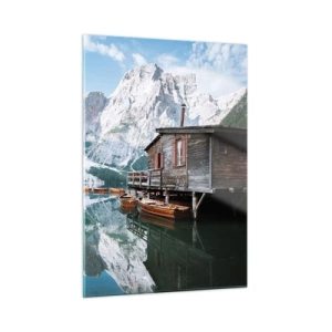 Cuadro sobre vidrio - Impresiones sobre Vidrio - Casa de madera y barcos en un tranquilo lago en las montañas. - 50x70cm - Una mañana cristalina de montaña - Decoración de pared moderna para salón y dormitorio ARTTOR