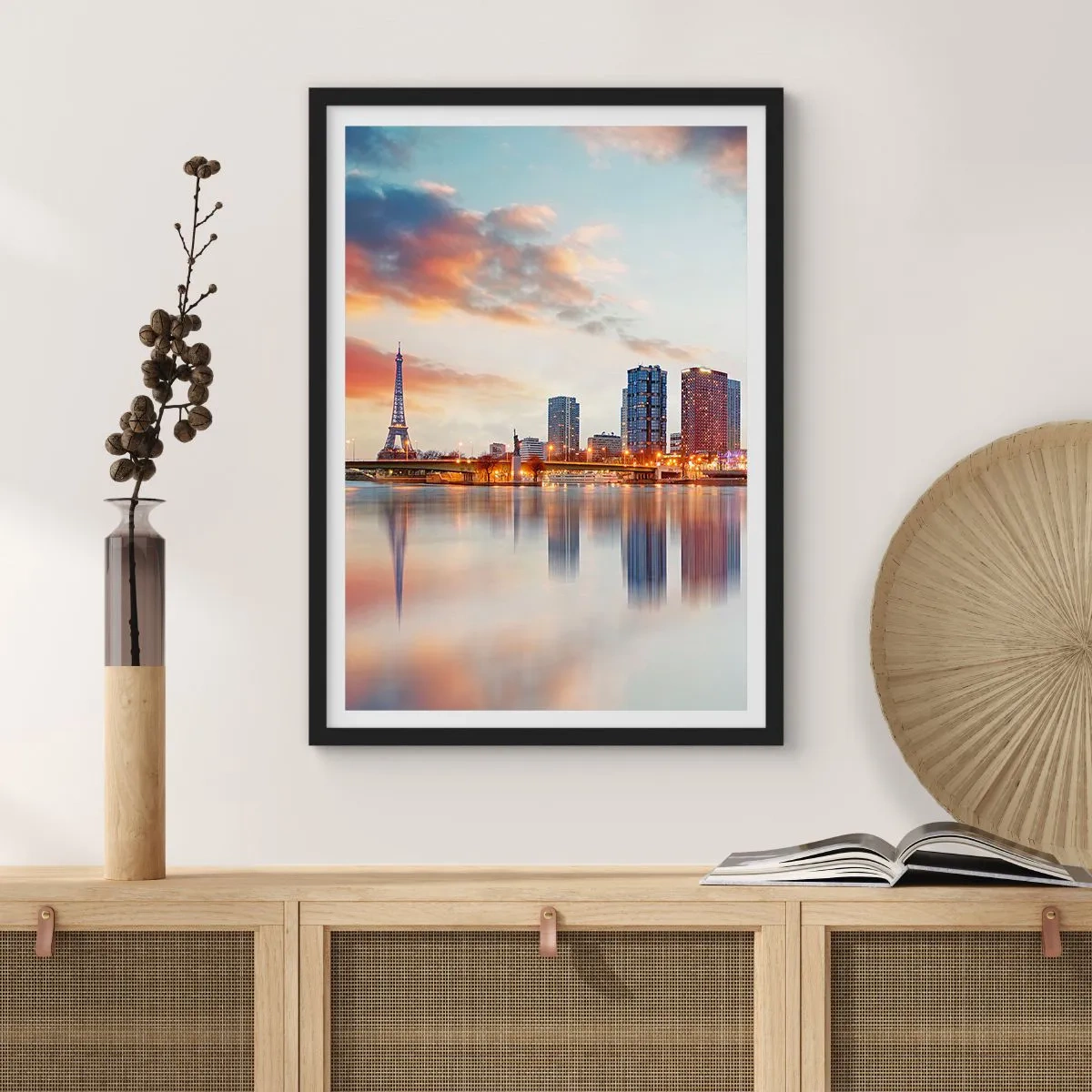 Póster en marco negro - Panorama de París con la Torre Eiffel al atardecer - 50x70cm - La calma monumental de París - Decoración de pared moderna para salón y dormitorio ARTTOR