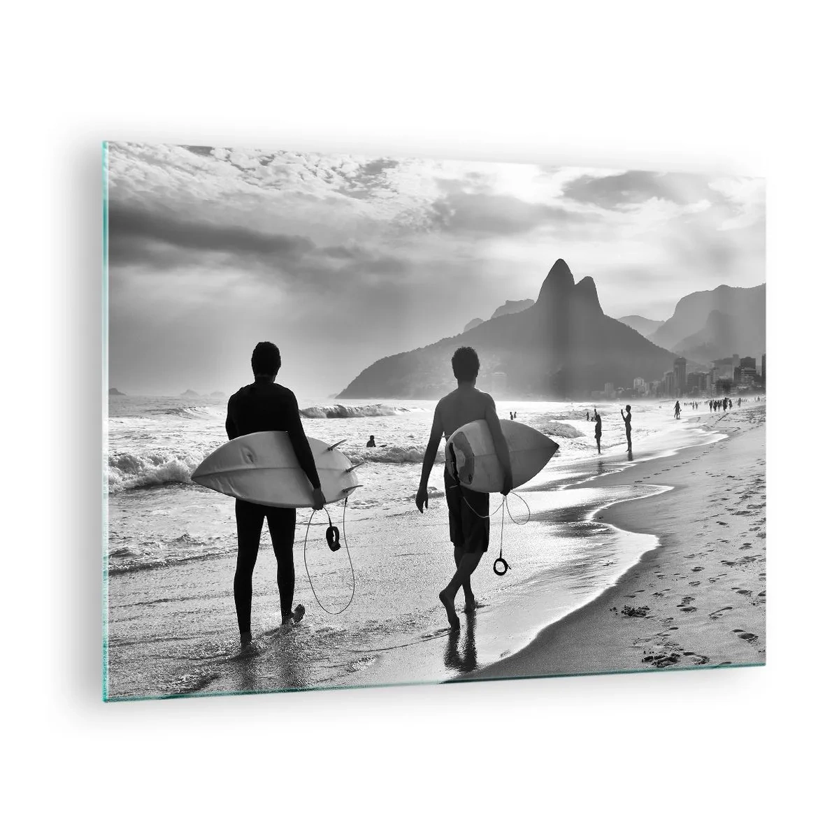 Cuadro sobre vidrio - Impresiones sobre Vidrio - Surfistas en la playa con tablas, composición en blanco y negro. - 70x50cm - Samba para una ola - Decoración de pared moderna para salón y dormitorio ARTTOR