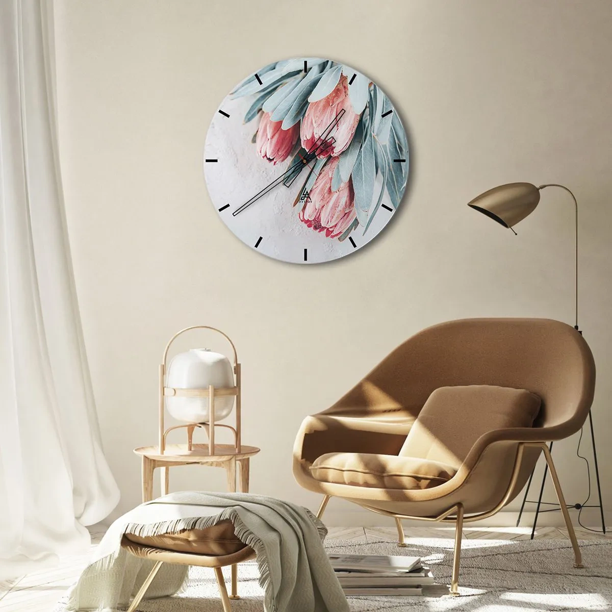 Reloj de pared - Reloj de vidrio - Flores de protea con hojas de color azul pálido sobre un fondo claro. - 30x30cm - Avergonzada de su propia belleza - Decoración de pared moderna para salón, cocina y dormitorio ARTTOR