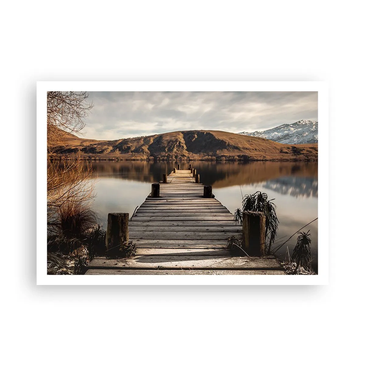 Póster - Un muelle de madera sobre un lago rodeado de pintorescas colinas. - 100x70cm - Un paisaje en silencio - Decoración de pared moderna para salón y dormitorio ARTTOR