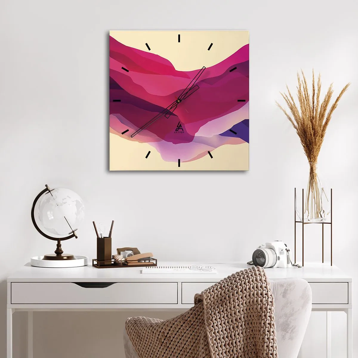 Reloj de pared - Reloj de vidrio - Ondas abstractas en tonos morados y rosas sobre un fondo claro. - 30x30cm - Ondas púrpuras - Decoración de pared moderna para salón y dormitorio ARTTOR