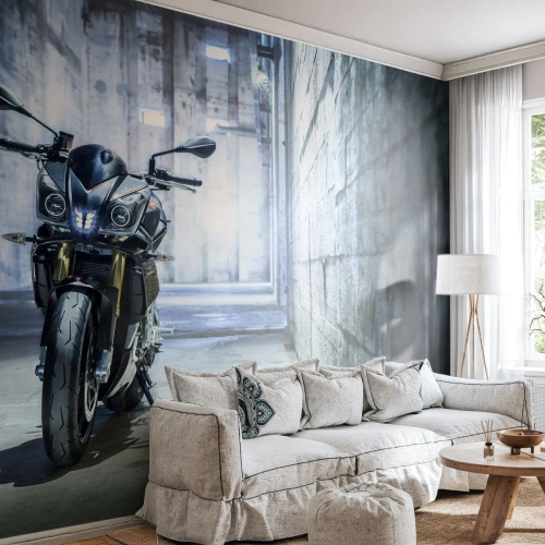 Fotomural Premium Sand - Una motocicleta moderna en un interior industrial. - 100x70cm - Antes de que el motor ruja - Decoración de pared moderna para salón y dormitorio ARTTOR
