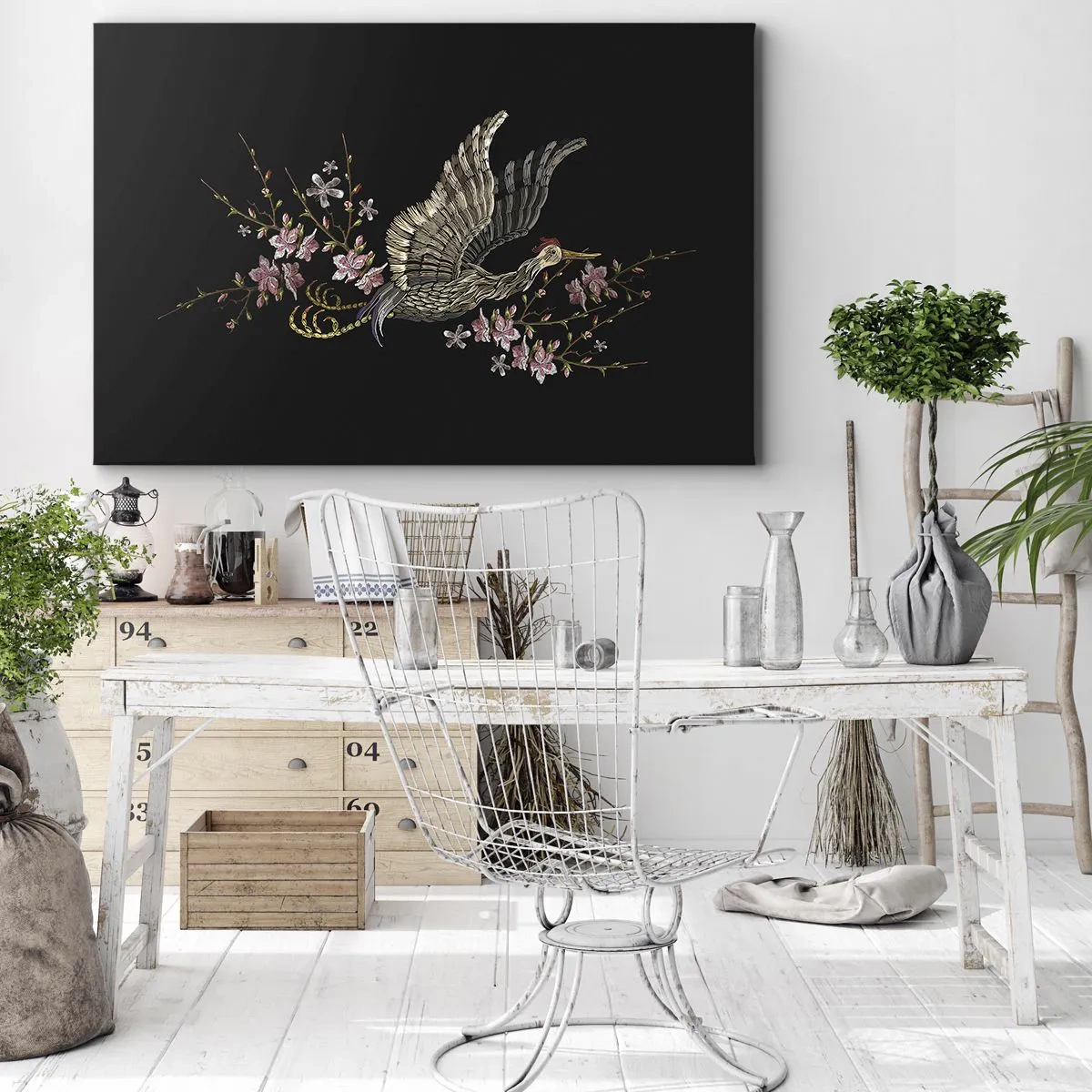 Cuadro sobre lienzo - Impresión de Imagen - Un pájaro en vuelo con flores sobre un fondo negro. - 70x50cm - Ave florida - Decoración de pared moderna para salón y dormitorio ARTTOR