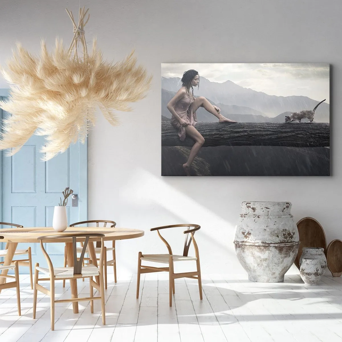 Cuadro sobre lienzo - Impresión de Imagen - Una mujer y un gato en el tronco de un árbol bajo la lluvia con vistas a las montañas. - 70x50cm - Picos de belleza - Decoración de pared moderna para salón y dormitorio ARTTOR