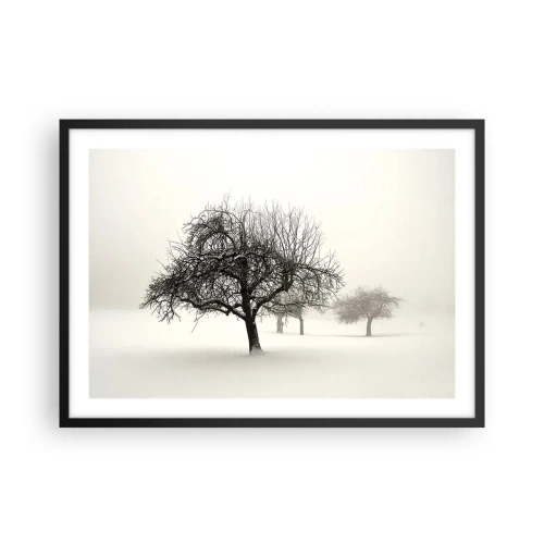 Póster en marco negro - Árboles en un campo cubierto de nieve rodeado de niebla. - 70x50cm - Sueño de invierno - Decoración de pared moderna para salón y dormitorio ARTTOR